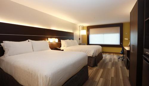 Queen Room with Two Queen Beds- Hearing Accessible Roll in Shower/Non-Smoking