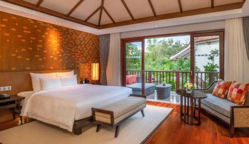Premium Deluxe King Suite with Private Garden and Mountain View