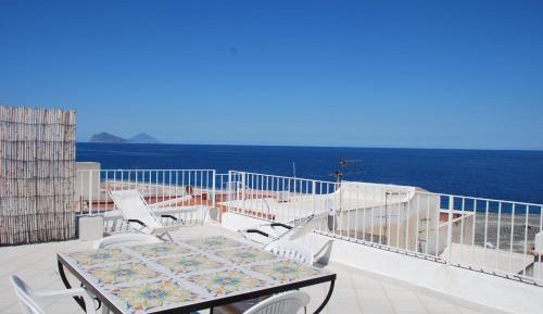 One-Bedroom Apartment - Split Level - Vico Roma 9
