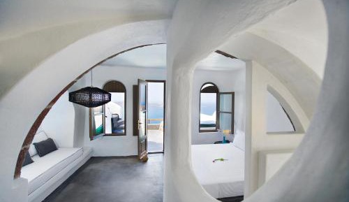 Aurora - Superior Cave Suite with Outdoor Plunge Pool & Caldera View