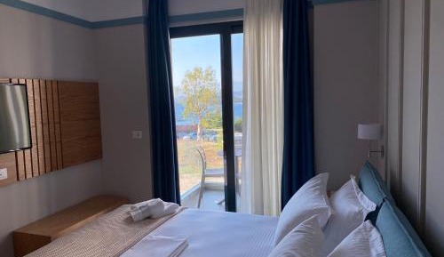 Deluxe Double Room with Balcony and Sea View