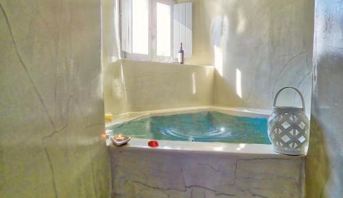 Queen Suite with Spa Bath
