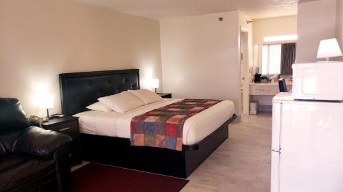 Room with King Bed - Smoking 
