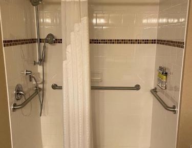 Queen Studio - Disability Access/Roll-in Shower/Non-Smoking