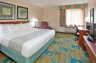 1 Queen Bed, Mobility/Hearing Accessible Room , Roll-in Shower, Non-Smoking
