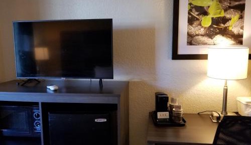 Queen Room - Accessible/Nonsmoking