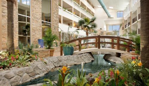 Atrium Exterior 1 Queen (petite room) 