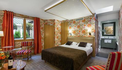 Double Room with Shower and Bath