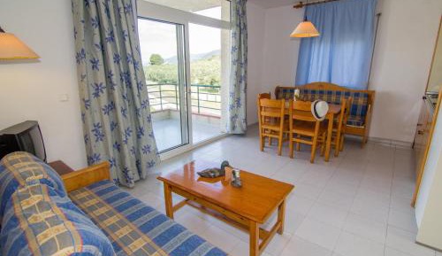 Basic One-Bedroom Apartment (4 Adults)