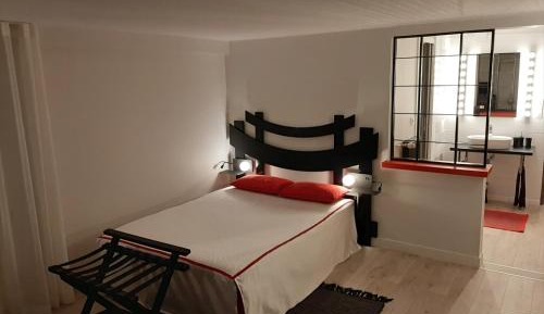 Deluxe Double Room (2 Adults + 1 Child)