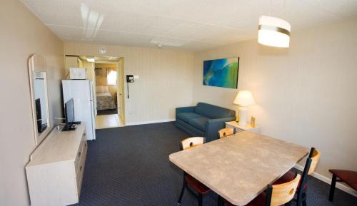 Efficiency Suite with Two Double Beds 