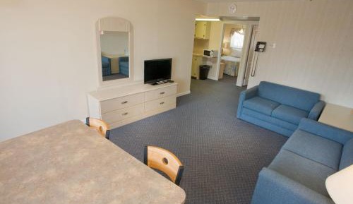 Deluxe Queen Suite