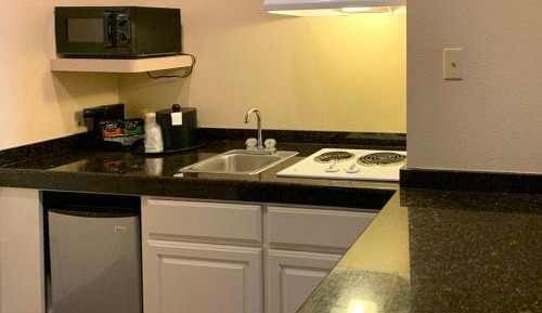 Deluxe King Suite with Kitchenette - Non-Smoking