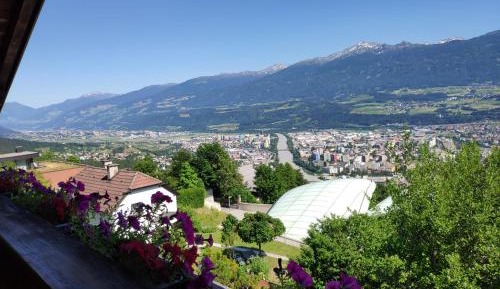 Apartment with Mountain View