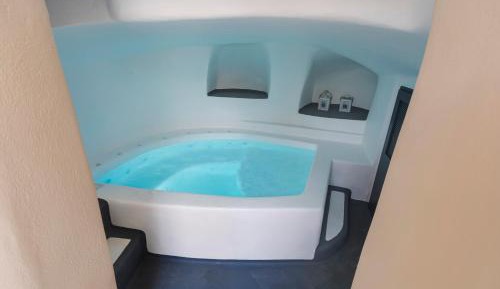 Superior Apartment with Outdoor Cave hot tub