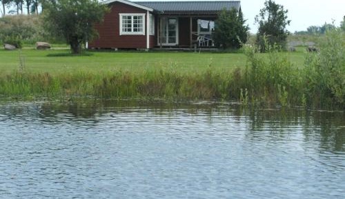 Two-Bedroom Cottage with Lake View 
