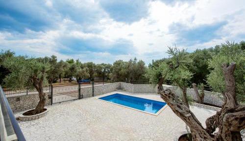 Two-Bedroom Apartment with Terrace and Garden View