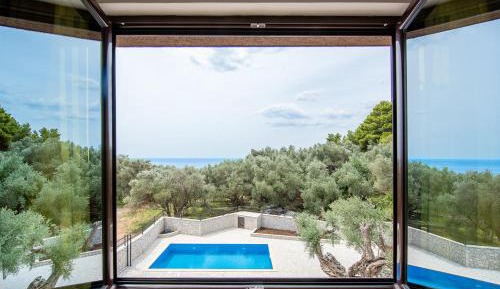 Apartment with Pool View 