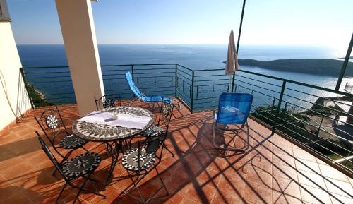 Two-Bedroom Apartment with Terrace and Sea View (5 Adults)