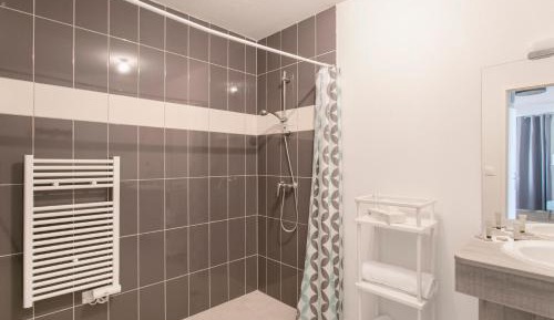 One-Bedroom Apartment with Twin Beds