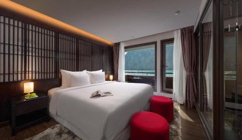 Silver Pearl Suite with Balcony
