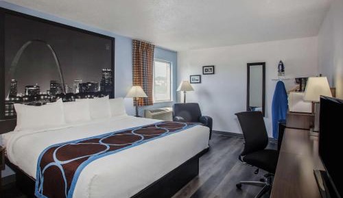 King Room with Roll-in Shower - Mobility Access/Non-Smoking