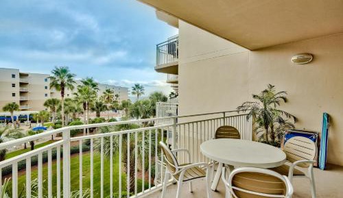 Apartment with Pool View 