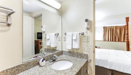 Queen Suite - Non-Smoking