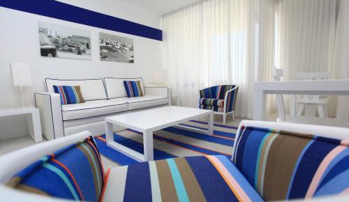 One-Bedroom Apartment with Pool View