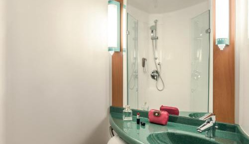 Standard Room with 1 double bed and 1 single bed