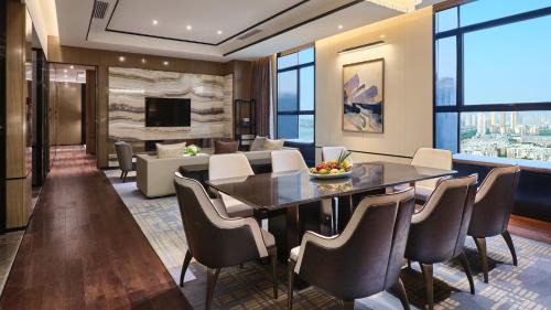 1 King One Bedroom Suite Lounge Access