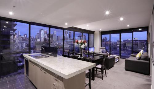 Deluxe Three-Bedroom Apartment with Harbor View and Two Bathrooms 