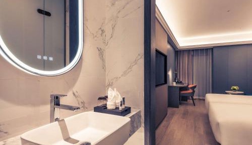 Superior Twin Room - Indoor-facing Window