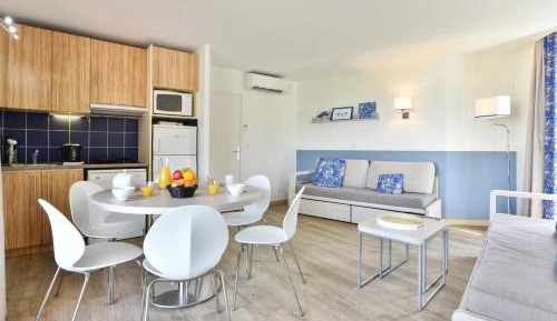 One-Bedroom Apartment with Sleeping Alcove, Air Conditioning and Terrace (6 People)