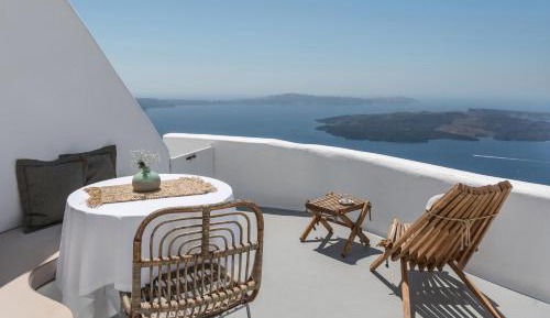 Deluxe Honeymoon Suite with Hot Tub and Caldera View