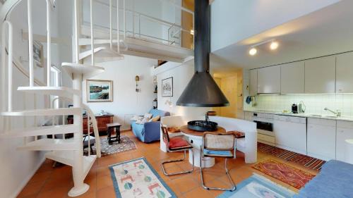 Apartment with Mountain View