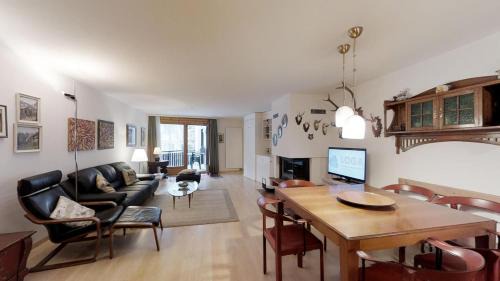 Apartment with Mountain View