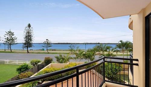 One-Bedroom Apartment with Sea View