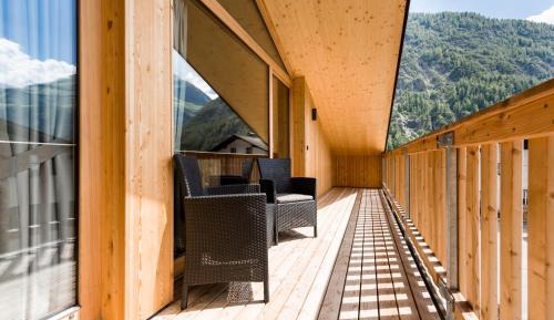 Apartment with Mountain View