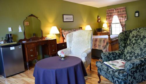 Queen Suite with Spa Bath