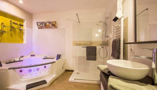 Deluxe Suite with Spa Bath