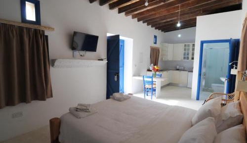 Deluxe Room (2 Adults + 1 Child)
