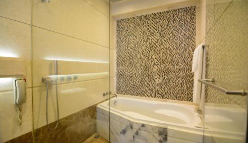 Club Grand Deluxe King or Twin Room with Harbor View