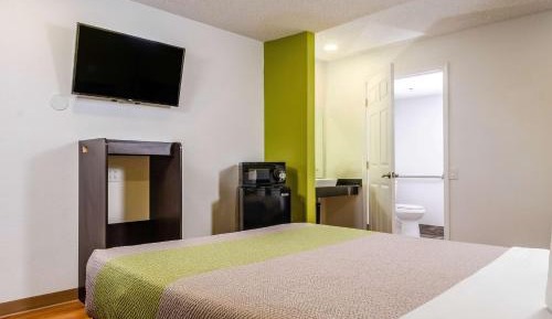 Deluxe King Room - Non-Smoking