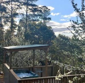 Large Three-Bedroom Cottage with Private Hot Tub - Salt Spring
