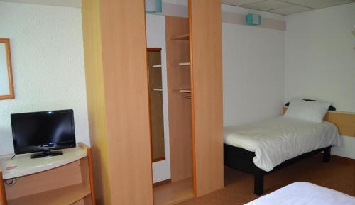 Standard Room with One Double Bed and One Single Bed