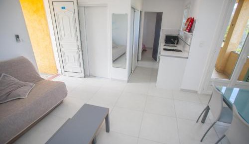 One-Bedroom Apartment with Air Conditioning