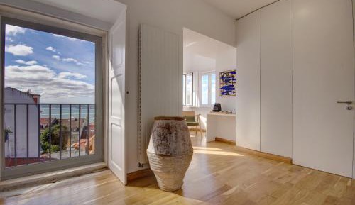 Luxury Suite with Panoramic River View and King-size Bed