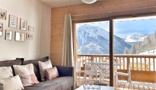 Apartment with Mountain View