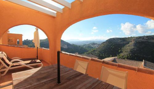 Apartment with Mountain View